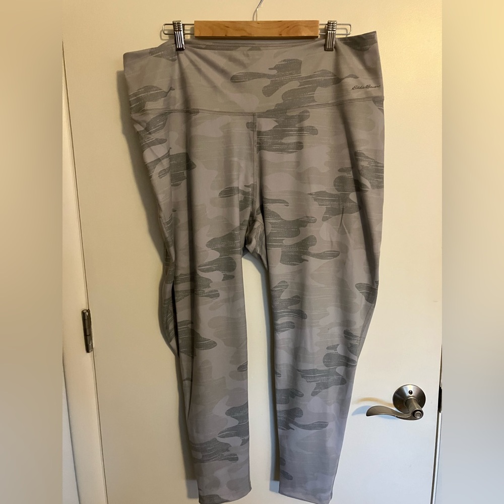 Women’s Eddie Bauer 2X camo workout pants. Never worn. Smoke-free home.